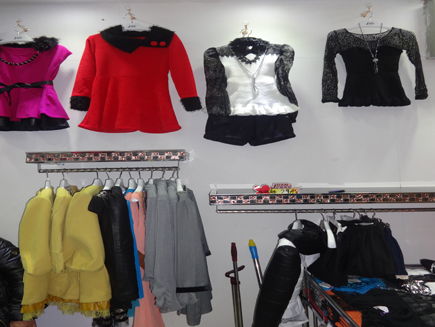 長(zhǎng)春市中東的市場(chǎng)內(nèi)有一營(yíng)業(yè)中精品女裝出兌